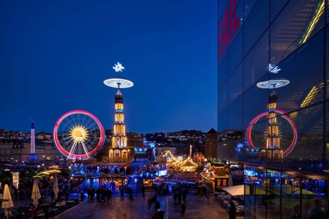 Christmas market with Christmas pyramid, reflection in the art museum, Cube, Ferris wheel, New