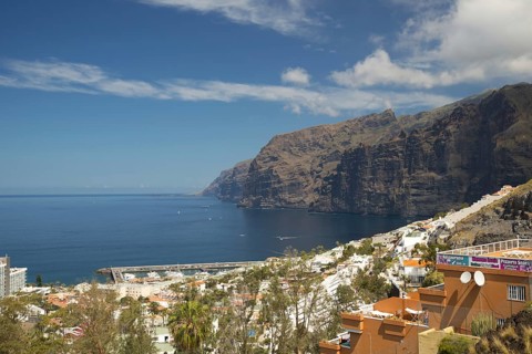 Panorama over the holiday resort of Los Gigantes, behind it the Los Gigantes cliffs, Acantilado de