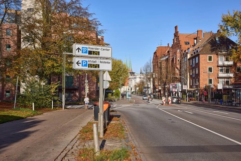 Signposts to the Haerder-Center multi-storey car park and Holstentor Old Town car park, Wallstraße,