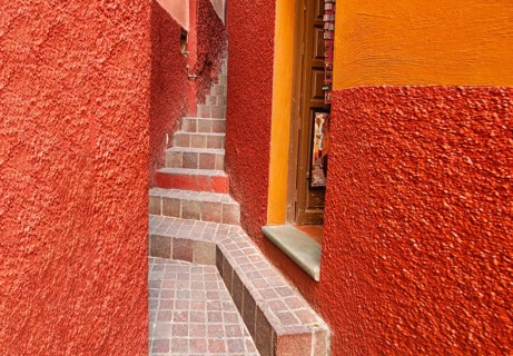Guanajuato, famous Alley of the Kiss (Callejon del Beso)