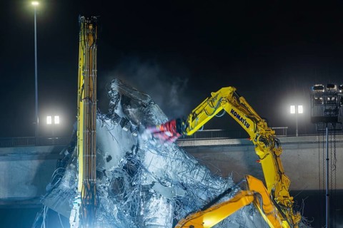 Due to an as yet unknown cause, a section of the Carola Bridge collapsed in the early hours of the