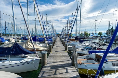 Jetty and sailing boats in Seebruck marina, Seeon, Chiemsee, Chiemgau, Upper Bavaria, Bavaria,