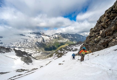 Two mountaineers on a hiking trail in the snow, mountain landscape with summit Hoher Weißzint and