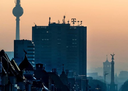 Berlin's landmarks are shrouded in fog in the early morning, 24.10.2024, Berlin, Berlin, Germany,