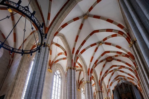 The Divi Blasii Church is a three-nave, cruciform hall church on the Untermarkt square in the town