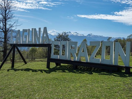 Large wooden letters buliding the words 'Laguna Corazon', parking lot at trail to heart-shaped lake