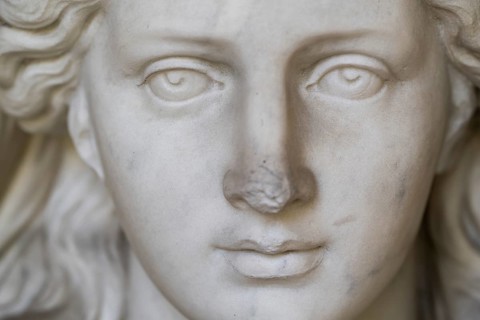 Ingeborg with the falcon, detail, classical round sculpture of a female figure on a round plinth,