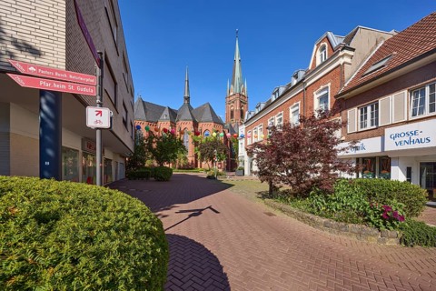 Hohe Straße with Gudula church, retail shops and signposts to the Pastors bush nature trail and St.