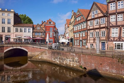 Hudebrücke, a brick barrel-vaulted bridge, historic half-timbered houses and the river Schwinge in