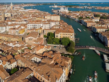 Canal Grande mit der Ponte Accademia und den Stadtteilen San Marco und Dorsoduro, Venedig, Veneto,