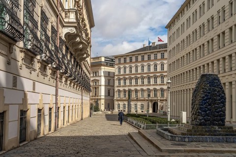 Bruno-Kreisky-Gasse with Lapis Lazuli fountain and the Federal Ministry for European and