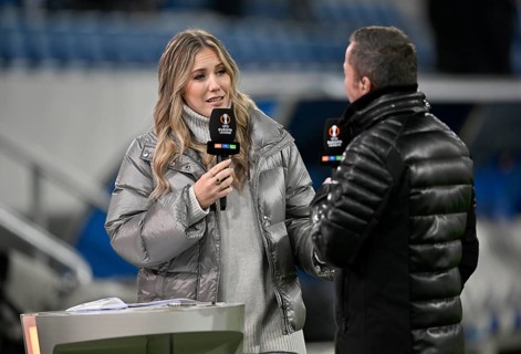 RTL presenter Laura Papendick in an interview, microphone, microphone, logo, with TV expert Lothar