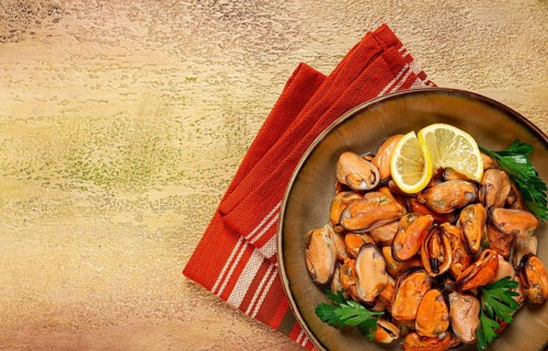 Mussels no shell, boiled, mussels, peeled, in a bowl, with lemon and parsley, Chilean mussels, top