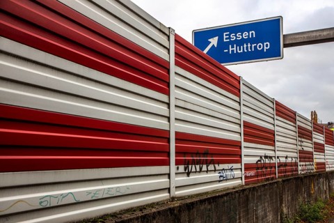 Noise barrier on the A40 motorway, Essen, Graffiti tags, Essen-Huttrop exit, Essen, North