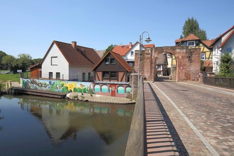 Bridge with town gate and town wall over the Kinzig, Gelnhausen, Hesse, Germany, Europe