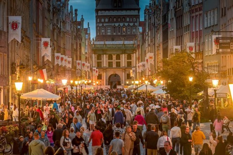 Patrician houses, tourists, behind Langgasser Tor, Langgasse, Old Town, Gdansk, Pomeranian