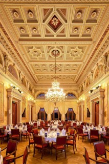 Albrechtsberg Palace, Crown Hall