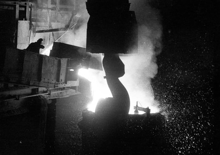 The work of the steelworkers, like here on 31 August 1971 at the Mannesmann-Huettenwerke in
