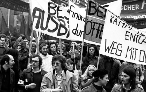 Called by the DGB youth, about 2000 mostly young people demonstrated on 25.10.1975 for