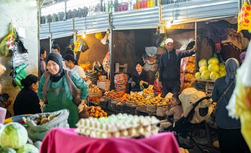 Stalls selling fruit and vegetables at the Osh Bazaar, Bishkek, Kyrgyzstan, Asia