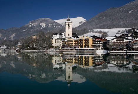 Winter landscape, Hotel Weisses Rössl, Sankt Wolfgang am Wolfgangsee with Schafberg, Salzkammergut,