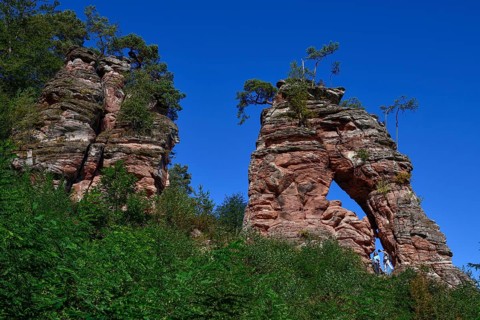 Hiker at the Schillerfelsen, red sandstone rocks on the Dahner Felsenpfad, Dahn, Südwestpfalz