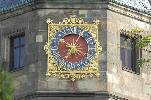 Golden clock at the Liebieghaus built 1896, golden, Museumsufer, Schaumainkai, Sachsenhausen, Main,