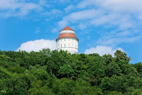 The white Radebeul water tower from 1917, also known as the Franzosenturm, which can be seen from