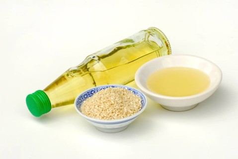 Sesameoil (Sesamum indicum) and white