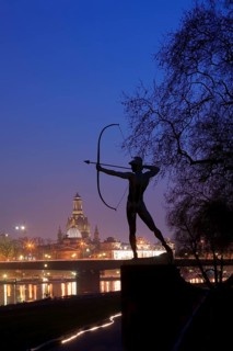 Archer on the banks of the Elbe in Neustadt