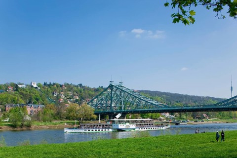 Elbdampfer at the blauen Wunder in Dresden, with the Elbhang
