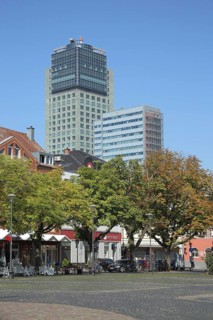 Weekly market, Wilhelmsplatz with City Tower and Stadthaus, high-rise building, Main, Offenbach,