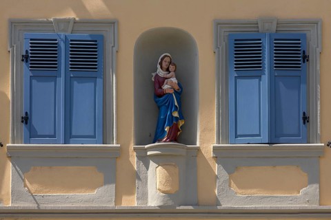 Residential house with Mary's fugue in a niche between two blue shutters, Zeil am Main, Lower