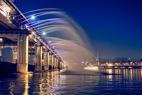 SEOUL, SOUTH KOREA, APRIL 7, 2017: Banpo Bridge Rainbow Fountain tourist landmark on Han river