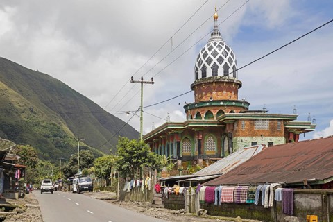 Mesjid Desa Bante, colourful mosque in the village Sembalun Lawang at the foot of Mount Rinjani,