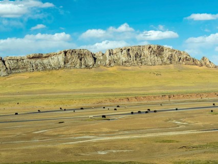 Plains with grazing yaks in the highlands of Tibet along the Tibet railway, China, Asia
