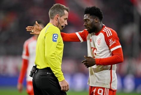 Referee Tobias Stieler in discussion with Alphonso Davies Bayern FC Munich FCB (19) Allianz Arena,