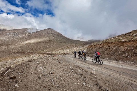 KARDUNG LA PASS, INDIA, SEPTEMBER 5, 2011: Bicycle tourists in Himalayas asceinding to Khardung La