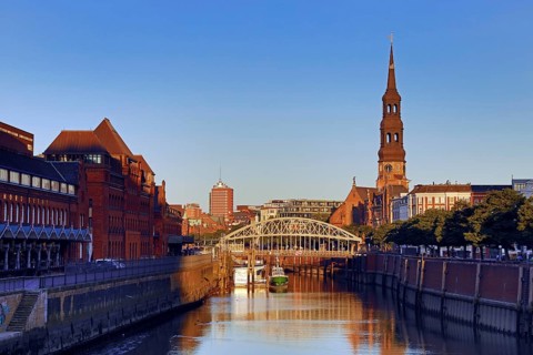 Customs canal with the ship of the customs museum of the Kornhausbrücke and the main church St.