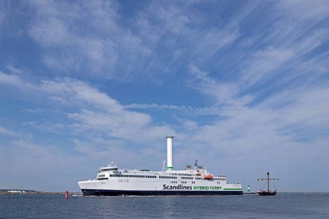 Scandlines Hybrid Ferry, pier light, Unterwarnow, Hanse Sail, Warnemünde, Rostock,