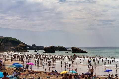 Crowd, walkers, tourists on the beach, Grand Plage, Biarritz, Biarritz, Basque Coast, Aquitaine,