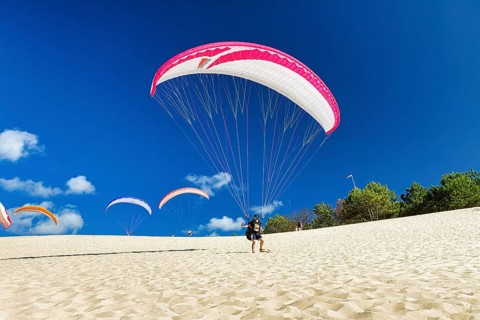 Several paragliders on a dune, ready to take off on the Dune du Pilat, Arcachon, Gironde,