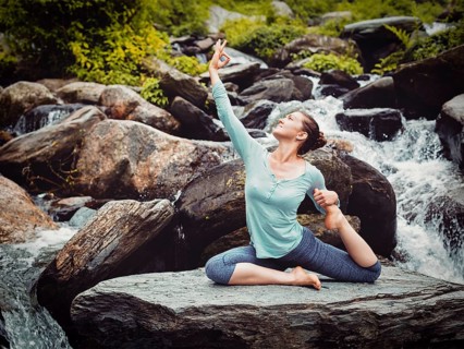 Vintage retro effect hipster style image of sporty fit woman doing yoga asana Eka pada