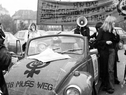 The Women's Action Dortmund (FAD) demonstrated with a motorcade against the existence of § 218,