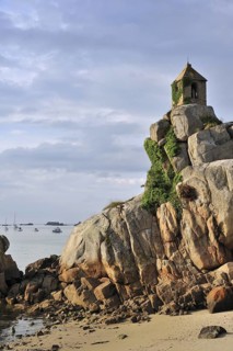 Oratory on the rock La Sentinelle at Port-Blanc, Côtes-d'Armor, Brittany, France, Europe