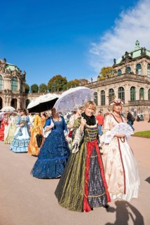 Baroque performers in the Zwinger, the tradition of past festivities and court ceremonies at the