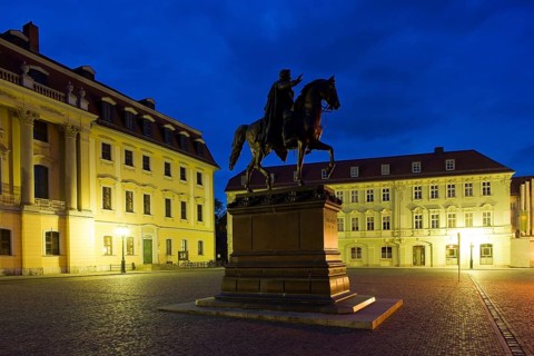 Platz der Demokratie, Carl August Memorial and Music Academy