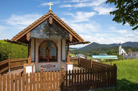 Chapel near the village of Koppl, Osterhorn Group, Flachgau, province of Salzburg, Austria, Europe