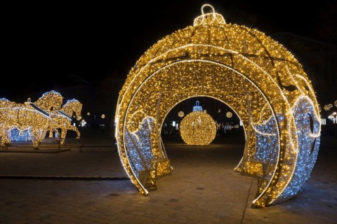 Golden horse figures, walk-in illuminated sphere, cathedral square, world of lights, Magdeburg,