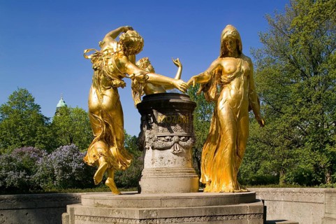 Mozart monument, the sculpture by the Berlin sculptor Hermann Hosaeus, erected in 1907, shows the